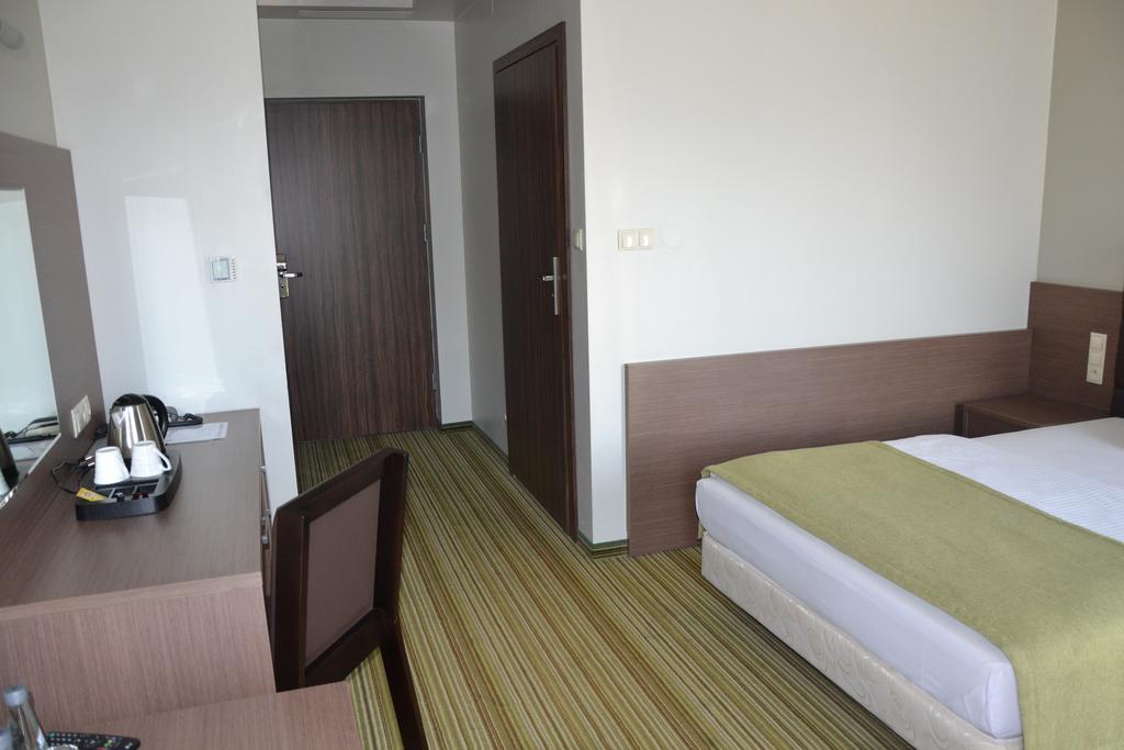 Hotel Pod Debem Tarnów Εξωτερικό φωτογραφία