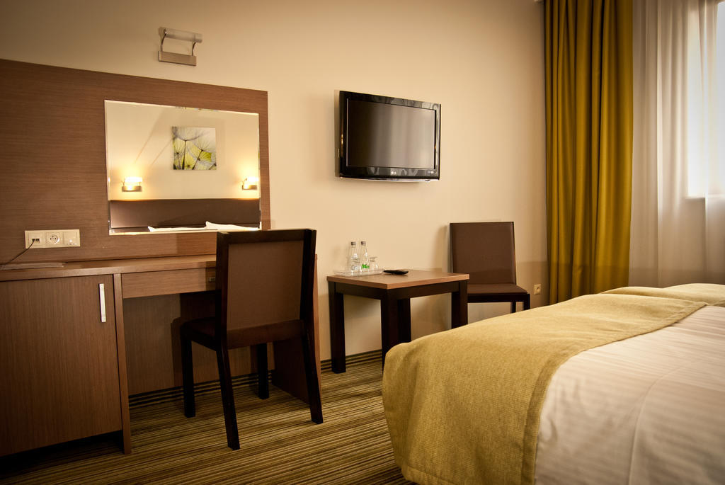 Hotel Pod Debem Tarnów Εξωτερικό φωτογραφία